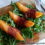 Salade de melon au jambon cru grillé